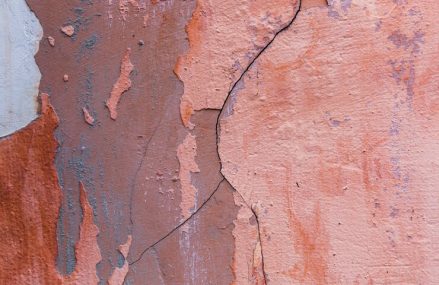 Quand faire appel à un professionnel pour réparer les fissures sur les murs ?