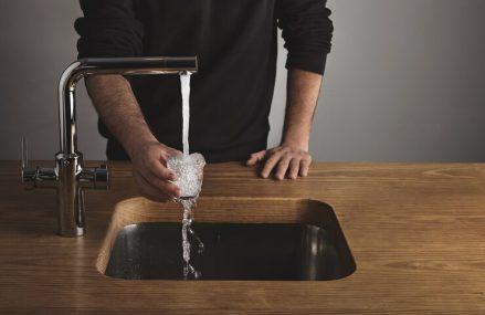 Comment reconnaître une eau trop calcaire chez soi ?